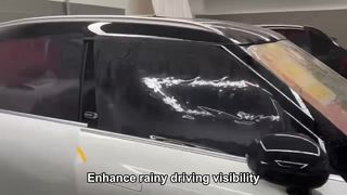 La película del coche cambia de color con el agua.